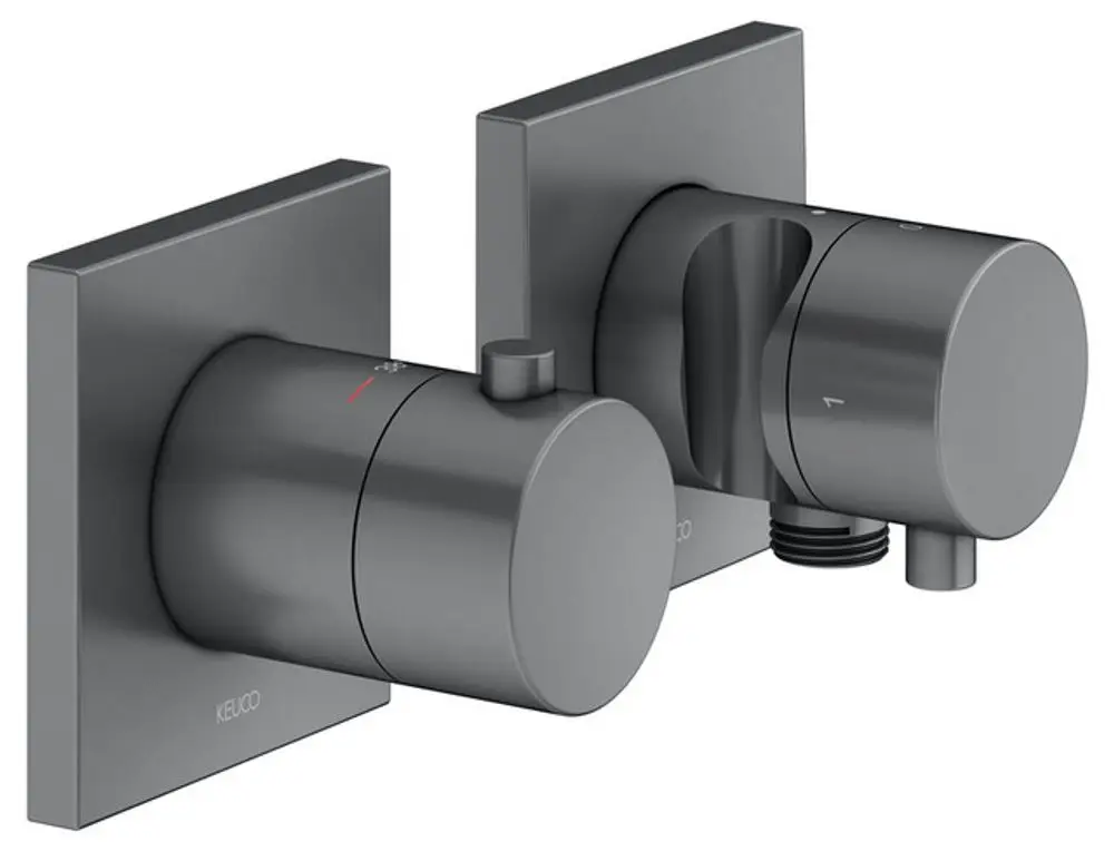 Zwei Wandarmaturen in mattschwarzer Optik von Keuco. Eine Armatur mit Drehknopf für Temperaturen, die andere zur Wasserregulierung. Klar strukturierte, quadratische Form.